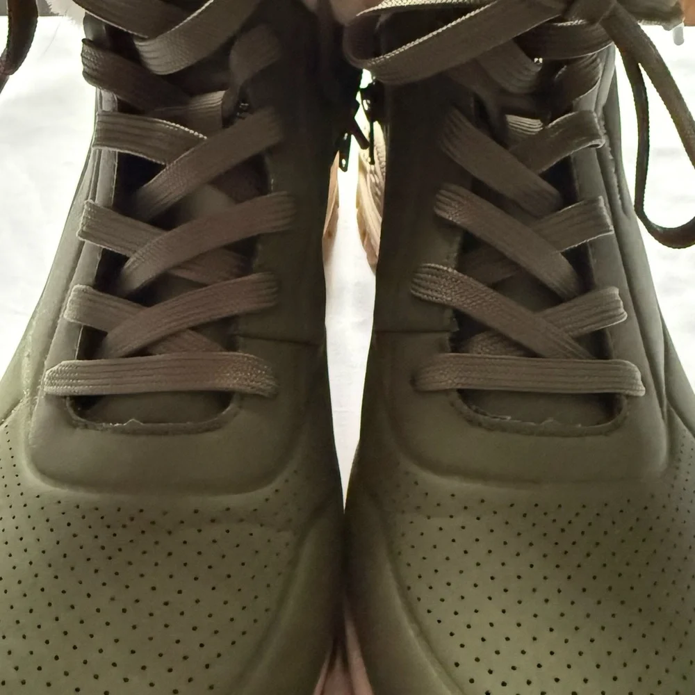 Skechers Women's Green Winter Boots‎ with Plush Lining